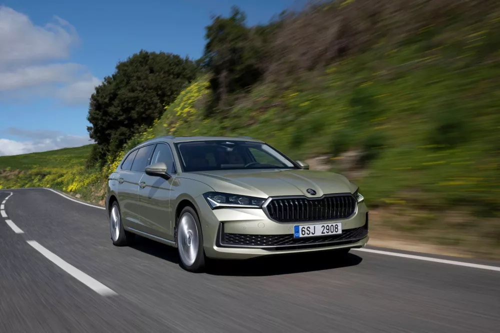 Skoda Superb czwartej generacji w wersji kombi na krętej drodze