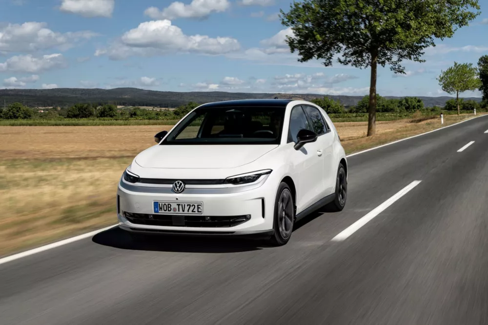 Bialy Volkswagen ID. Polo jedzie droga poza miastem