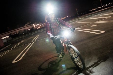 Nocna przejażdżka rowerowa w mieście